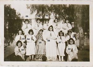 PATRONAGE ORAN DES DAMES AFRICAINES DE MARAVAL 1950 DANS LA COUR SOUS LES FAUX POIVRIERS 